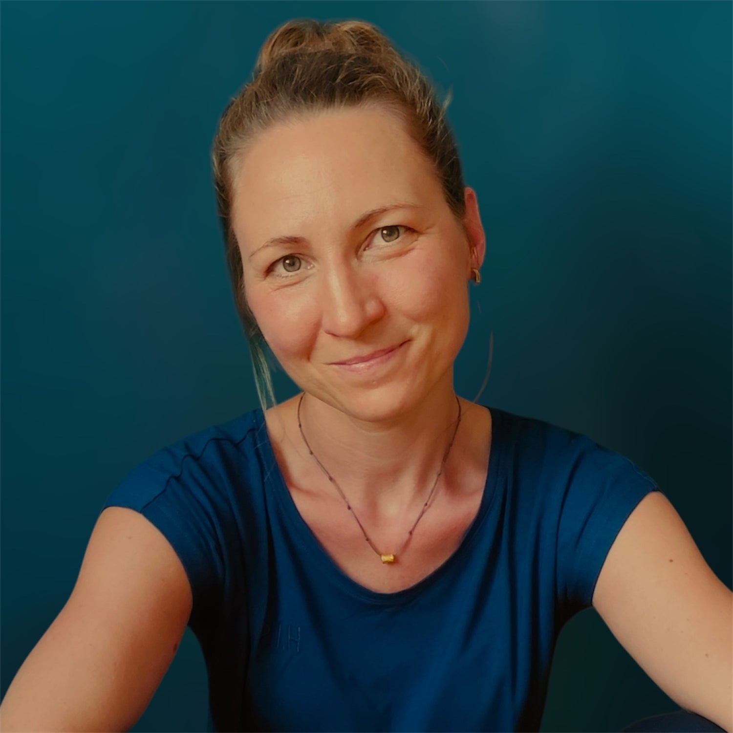 Portraitbild von Clarissa Hochstein für Emotionscode und Energiemedizin.